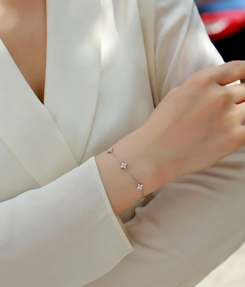LUNYIZUAN S925 Sterling Silver Iced Moissanite Clover Charm Bracelet Fine Jewelry Bling Mosan Diamond Flower Link Bangle Gift