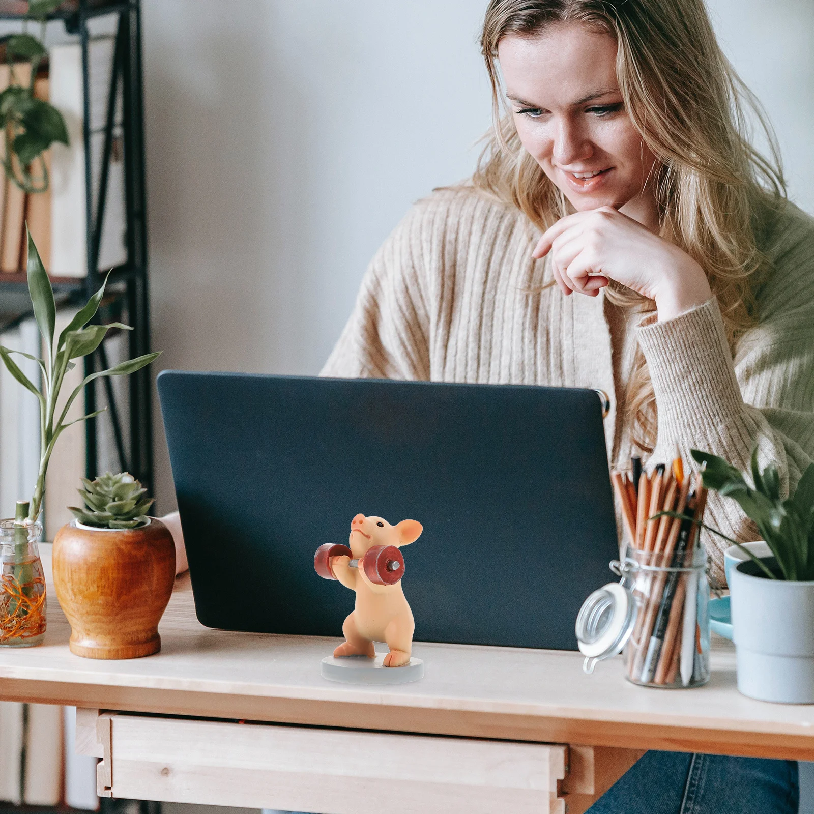 

1Pcs Creative Cartoon Pig Desktop Ornament Small Resin Craft Decor Lifting Dumbbell Pig Decor Indoor Office Scene