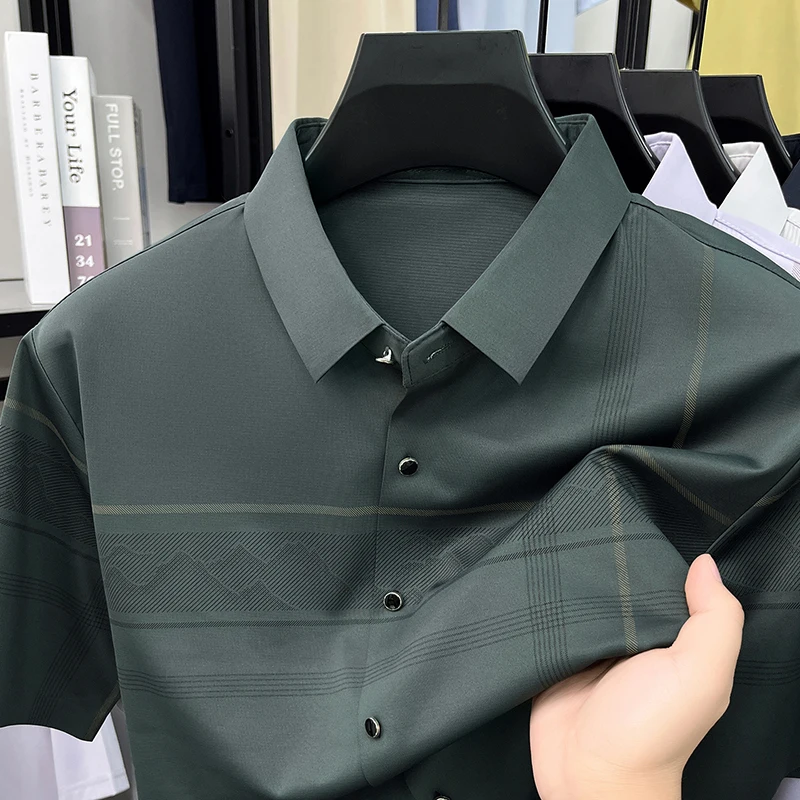 Camisa Social Masculina de Verão 2026 Lisa e Macia Plus Size Manga Curta Sedosa Versátil Confortável para Cavalheiros
