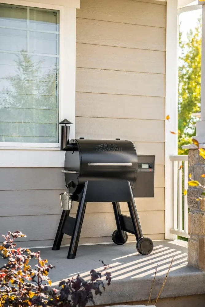 شواية ومدخن خشبية كهربائية من Traeger Grills Pro 575 مع اتصال WiFi والتطبيقات، أسود