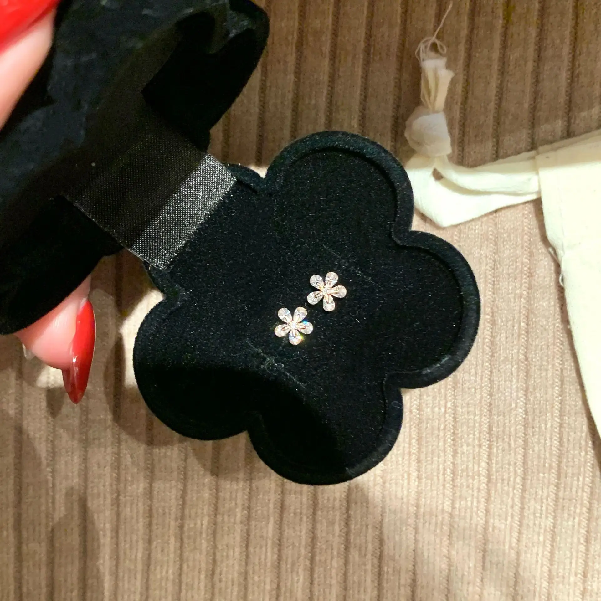 

Ins Hot S925 Sterling Pure Silver Diamond Flower Ear Stud Sparking Bling Clover Gemstone Women's Fine Earring Basic Jewelry Gift