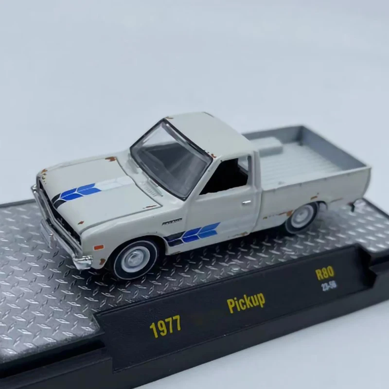 M2 Machines 1:64 Scale Diecast Alloy 1977 Datsun Pickup Truck Toys Cars Model White Classics Adult Souvenir Gifts Static Display