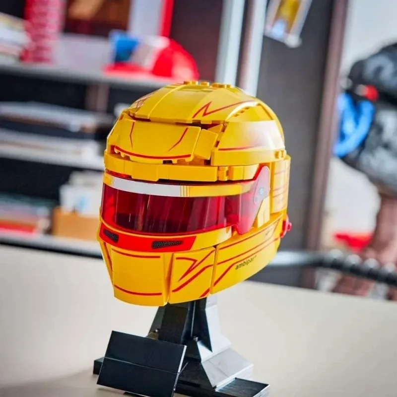 2026 Neu auf Lager: Gelber Rennfahrer-Helm aus Bausteinen, 884 Teile, Kreatives DIY-Montagemodell, Schreibtischspielzeug, Weihnachtsgeschenke – Detail 3