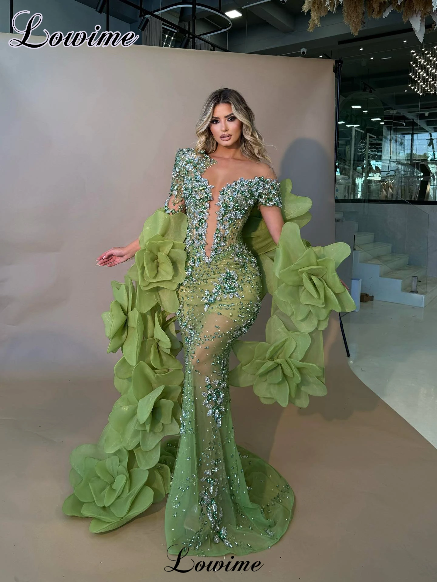 

New Fashion Full Crystals Celebrity Dresses Elegant Green Evening Dresses With A Flowers Cape Vestidos De Gala Customized