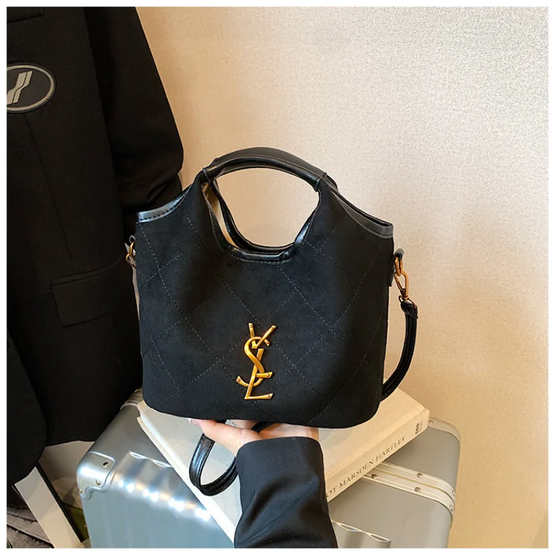 

2025 Quilted Chain Bag French Elegant Shoulder Purse Black Gold Classic Crossbody for Women Day to Night