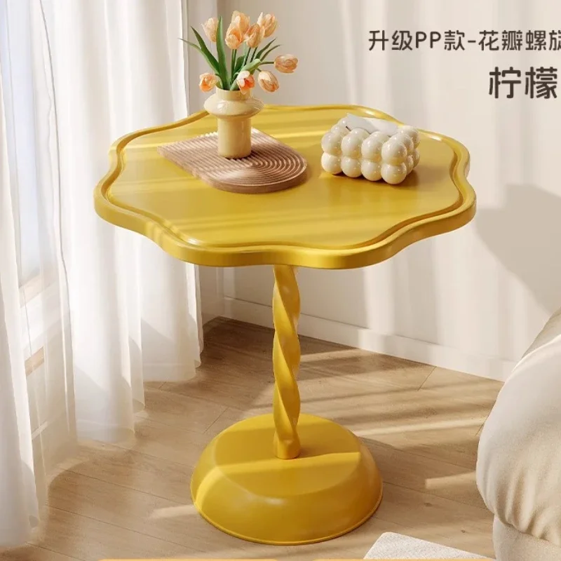 

Стол с кремовыми краями, мобильный маленький столик, простой бытовой маленький круглый светильник, роскошный маленький кофейный уголок, несколько спален