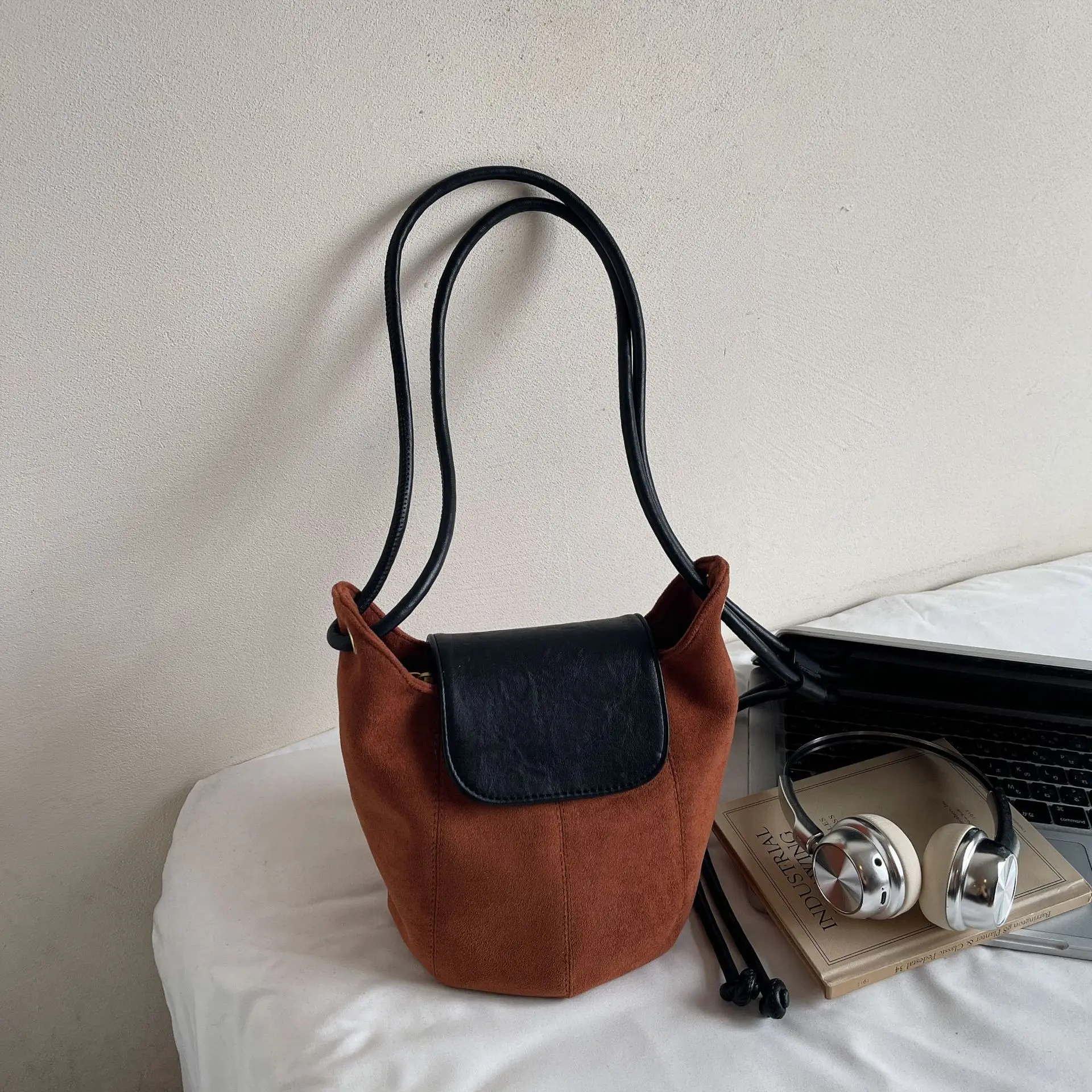 

2025 Новая нишевая кожаная сумка-мешок с матовым рисунком из воловьей кожи, сумка через плечо под мышками