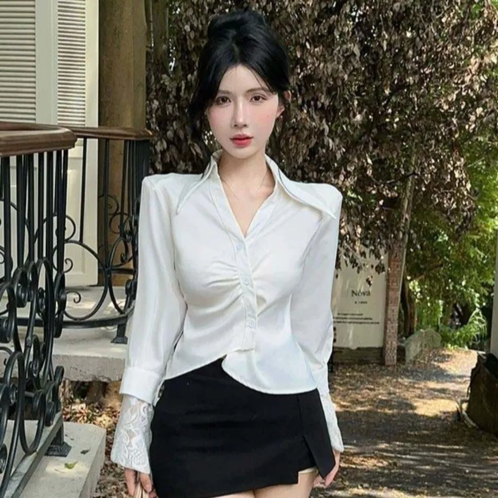 قمصان دانتيل بأكمام طويلة ورقبة على شكل حرف V وأكمام قصيرة وقصة ضيقة على الطراز الكوري بلوزة بأزرار حتى ملابس الشارع الشهير قمصان بأزرار ضيقة