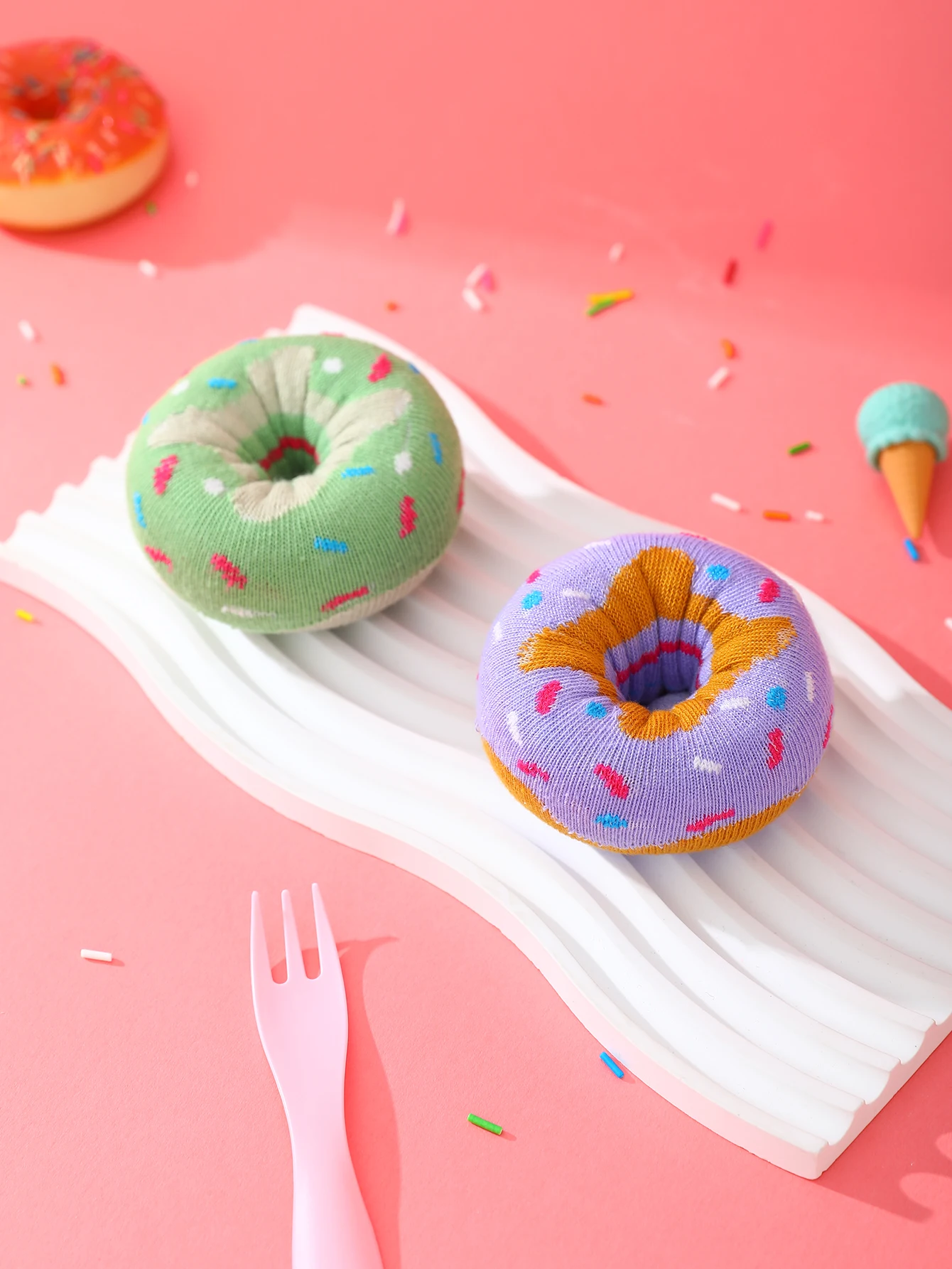 ถุงเท้า unisex กลางน่อง 2 คู่ในรูปโดนัทแสนหวาน นวนิยายและของขวัญวันหยุดแสนสนุกที่สร้างสรรค์