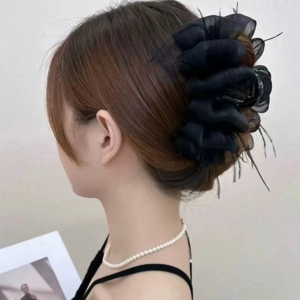 Schwarze Haarklammer mit Federn, Große Haarspange mit Starkem Halt, Elegantes Party-Haaraccessoire für Frauen, Tägliches Styling – Detail 2