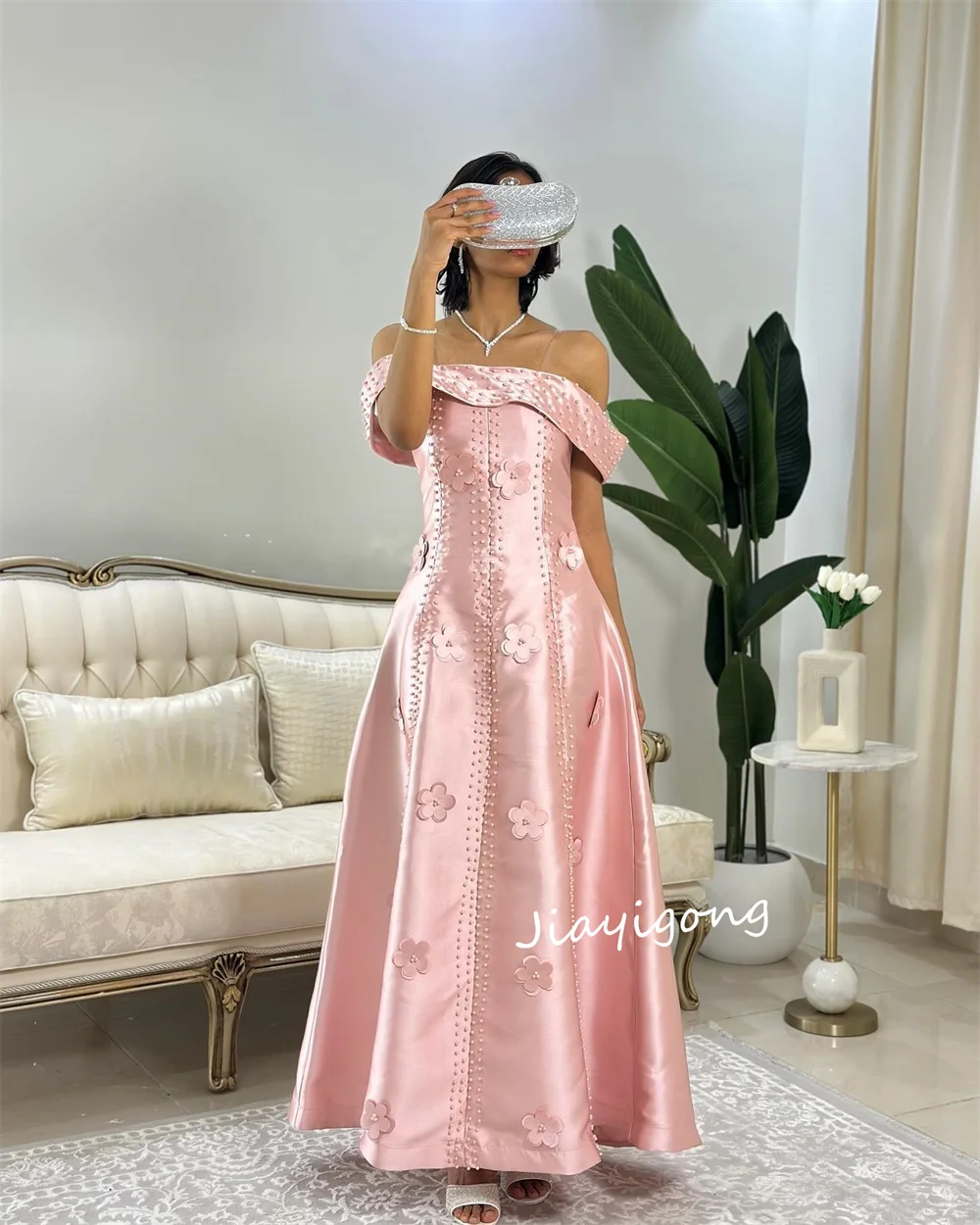 Vestidos largos personalizados de alta calidad con apliques plisados de Charmeuse, corte en A, hombros descubiertos, ocasión a medida exquisita