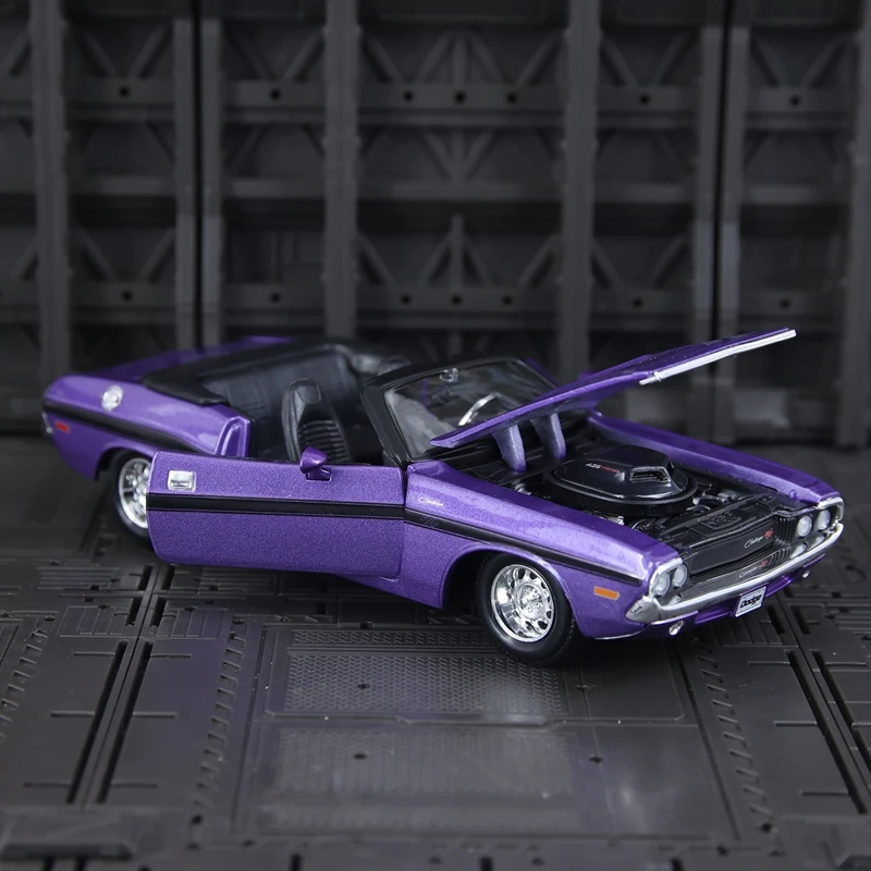

Модель суперкара Maisto 1:24, имитация Dodge Challenger R/T Convertible, из сплава, с открывающимися дверями и капотом.