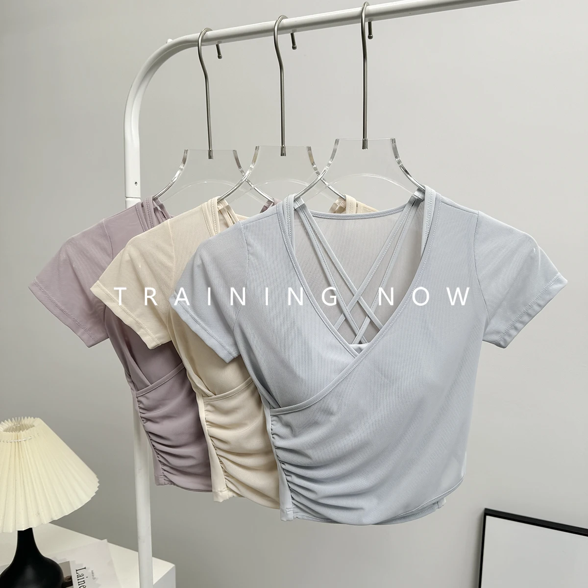 T-shirt sportiva da donna estiva a maniche corte con asciugatura rapida con imbottitura sul petto, top da yoga attillato, tuta da fitness per allenamento Pilates