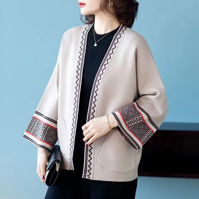 Mom's 2023 Autumn New Women's Coat Fashionable and High end 2023 New 40 to 50 Year Old Women's Knitted Cardigan Top Solid Color