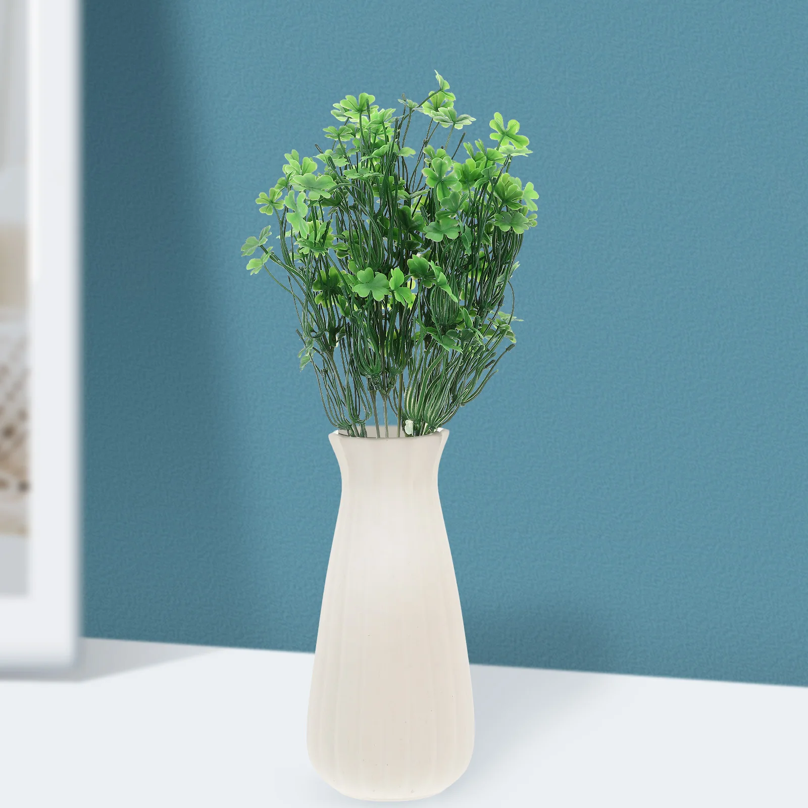 

2Pcs Artificial Shamrock Leaves Greenery Stems St Patrick's Day Decoration Fake Leaves for Vase Table Centerpiece DIY Wreath