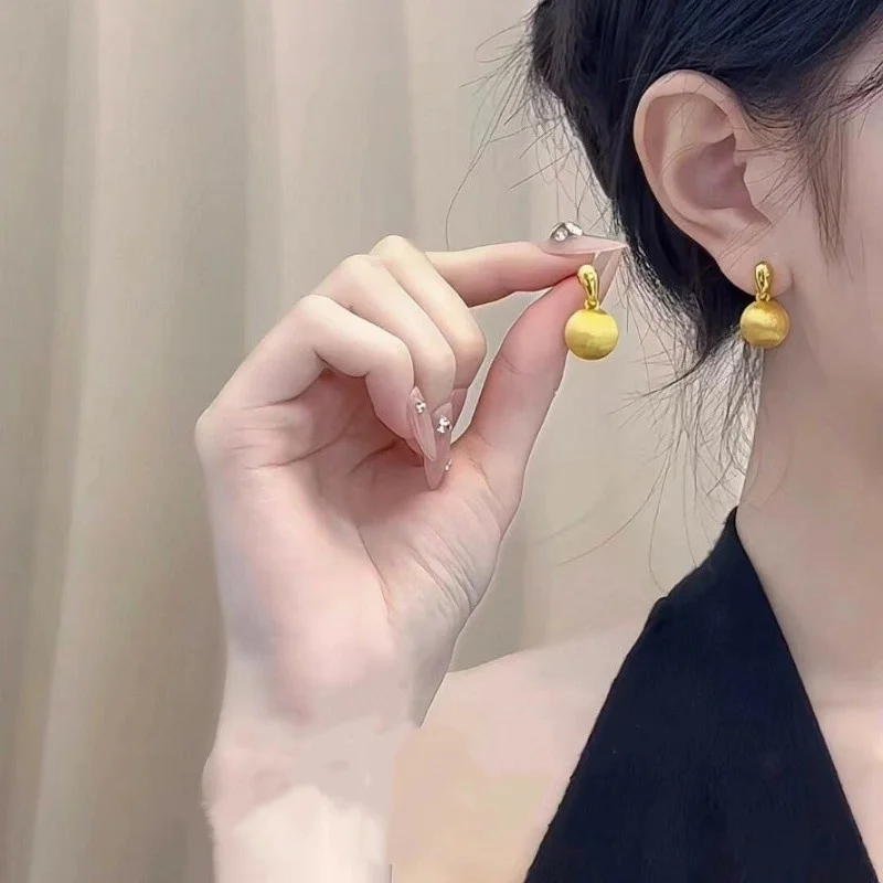 

Fashion AU750 gold round brushed small gold ball earrings for women with niche design, simple and personalized 18K earrings