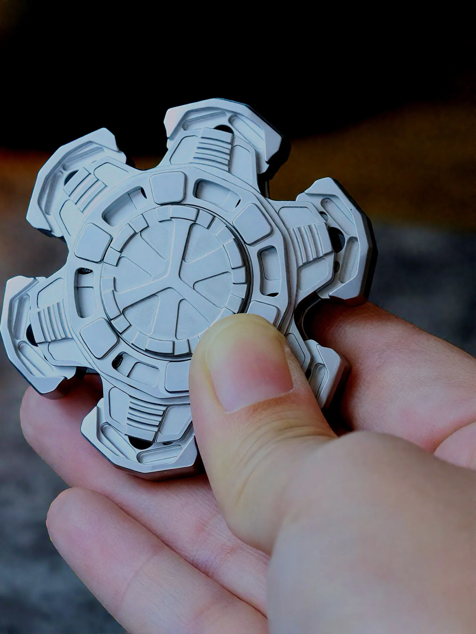 

Explosion Linkage Armor Opening Fidget Spinner – Stainless Steel EDC Decompression Toy, Inter Locking Gyro for Stress Relie