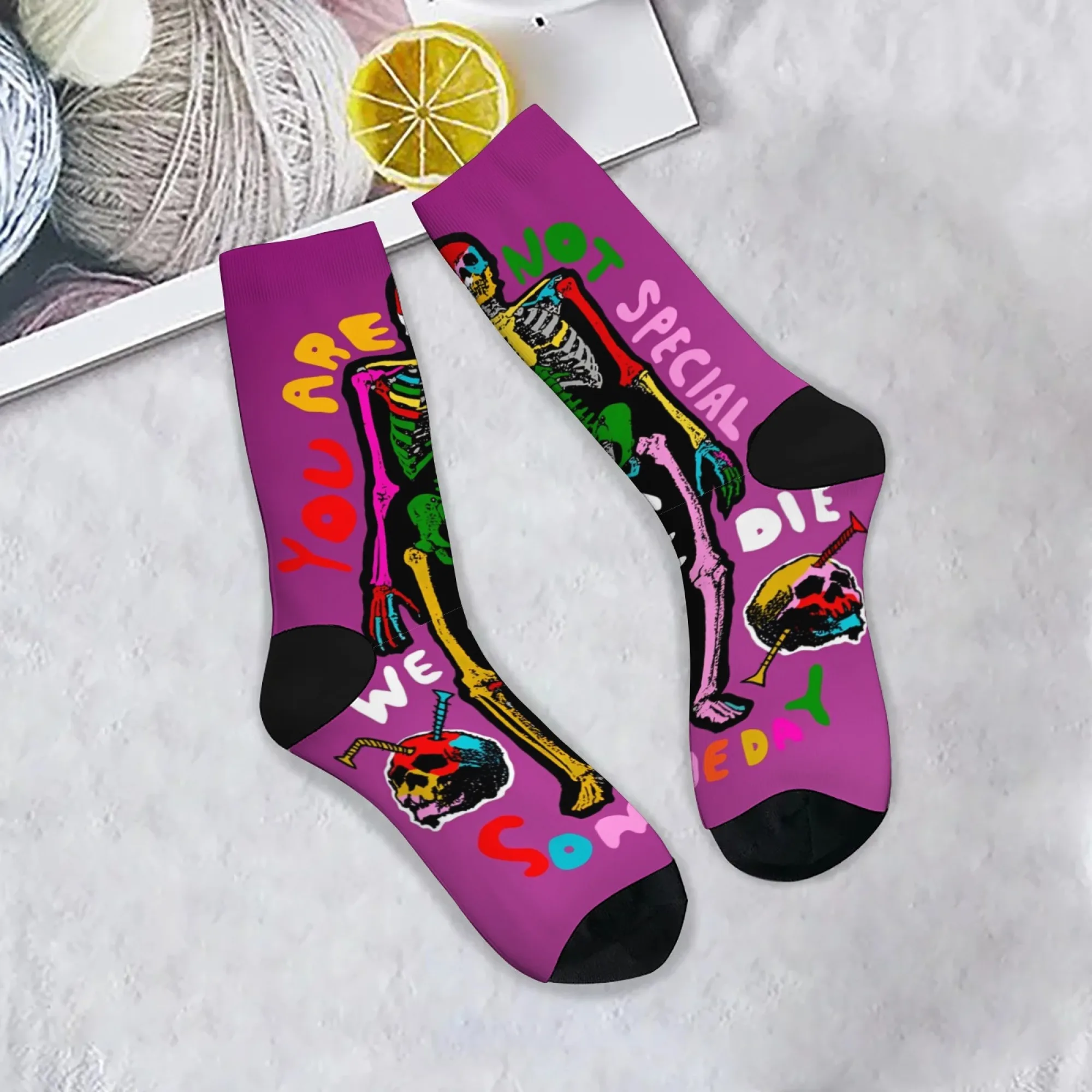 ถุงเท้าลายโครงกระดูกสไตล์ป๊อปอาร์ตสีสันสดใส พิมพ์ลายอักษรสีม่วงแนวพังก์วินเทจสุดเท่ ของขวัญสำหรับผู้ที่ชื่นชอบแฟชั่น