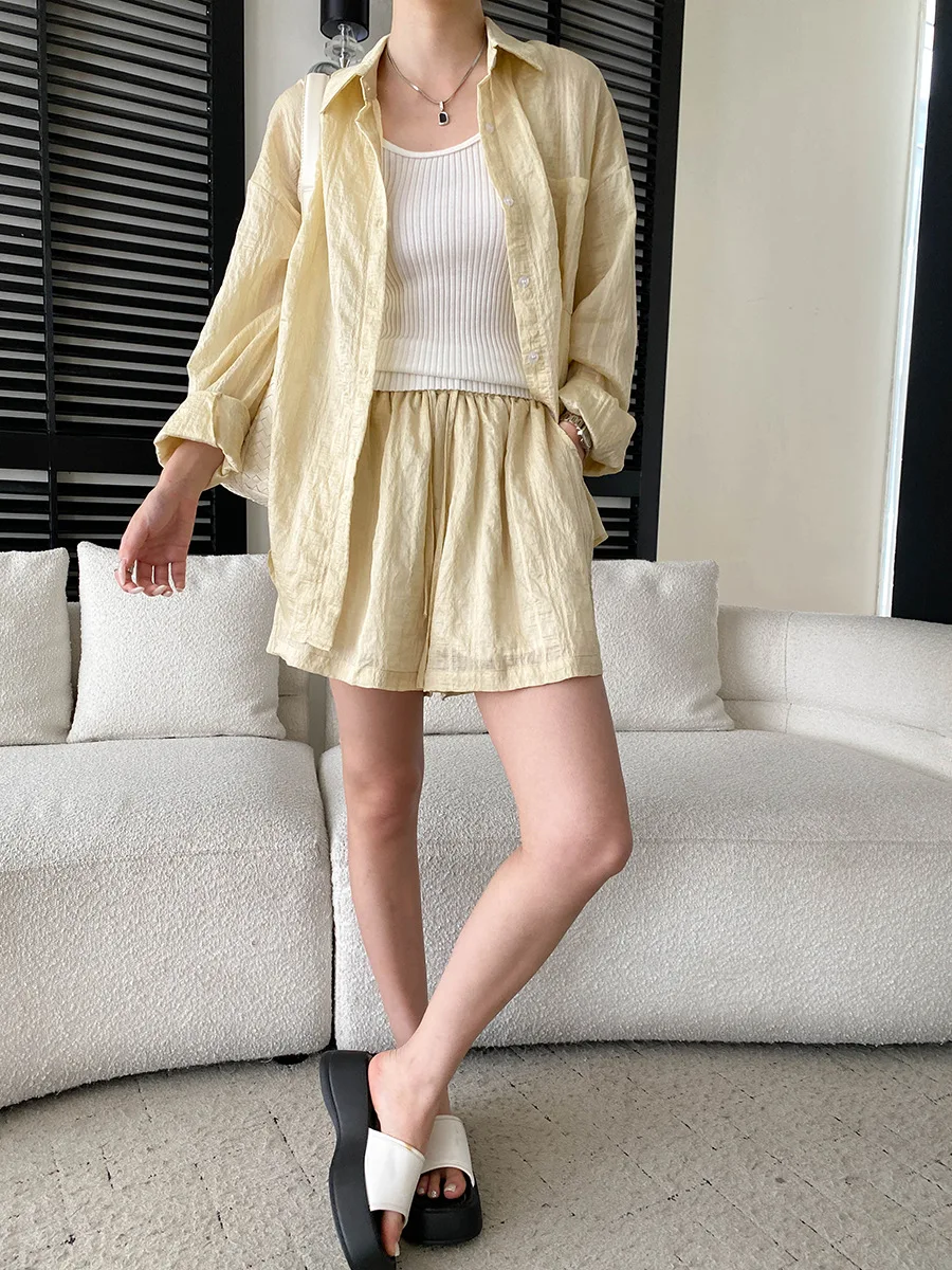 Sommerliches Damen-Set aus leichtem, atmungsaktivem, plissiertem Texturhemd und Shorts in unifarbenem Casual-Stil. – Detail 15