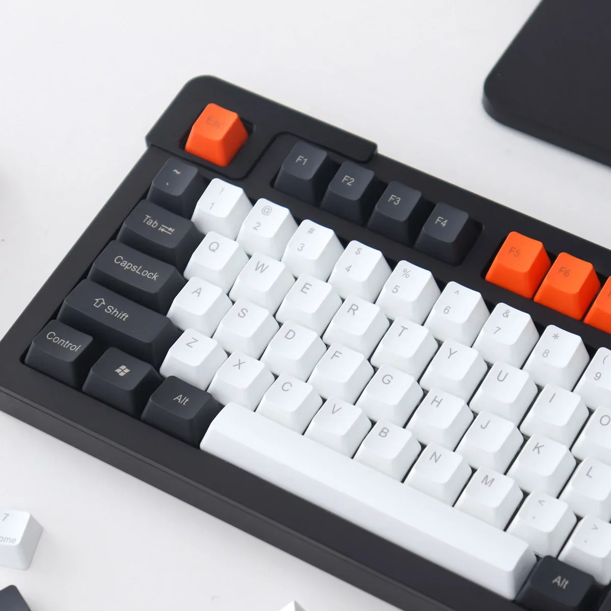 

OEM large carbon black orange solid color positive/side/non-engraved mechanical keyboard keycap 108 keys PBT mechanical keyboard