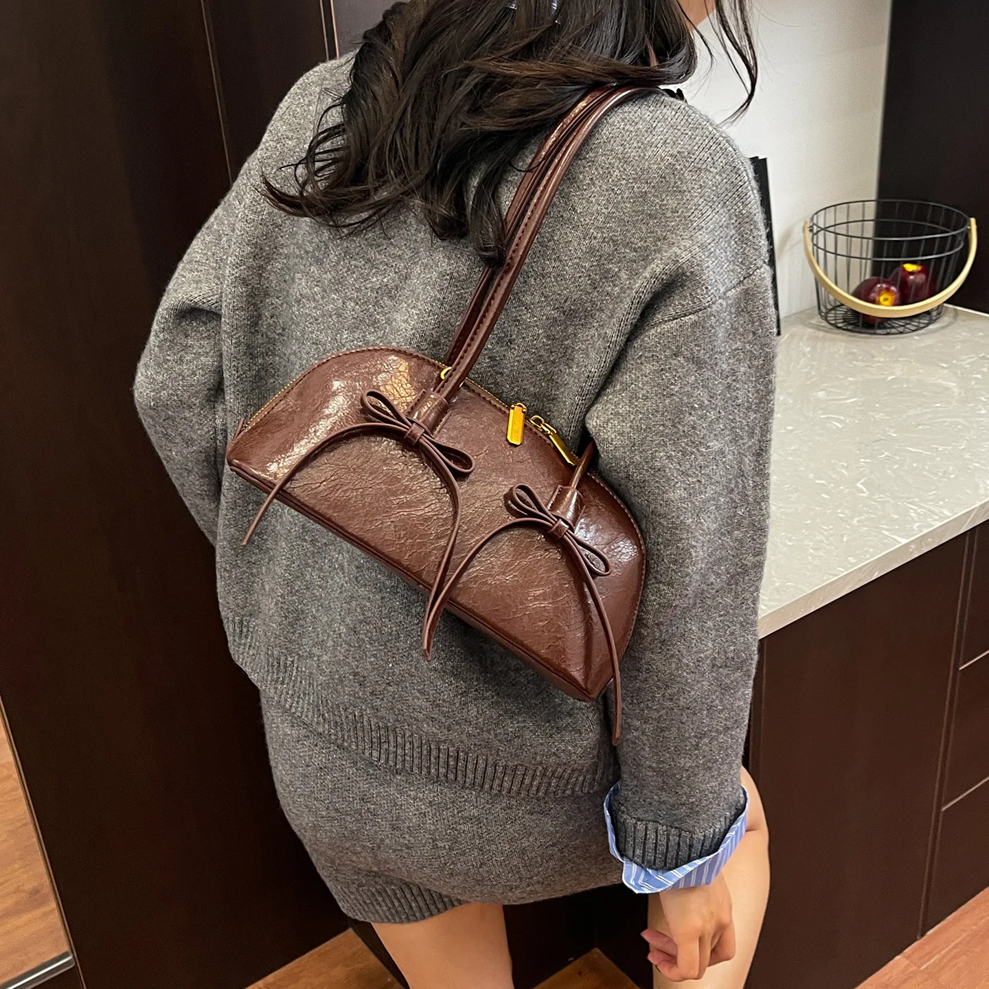 

Осень-зима 2022, новая модная ретро-сумка подмышками, женская сумка для боулинга, нишевая модная сумка на плечо, сумка