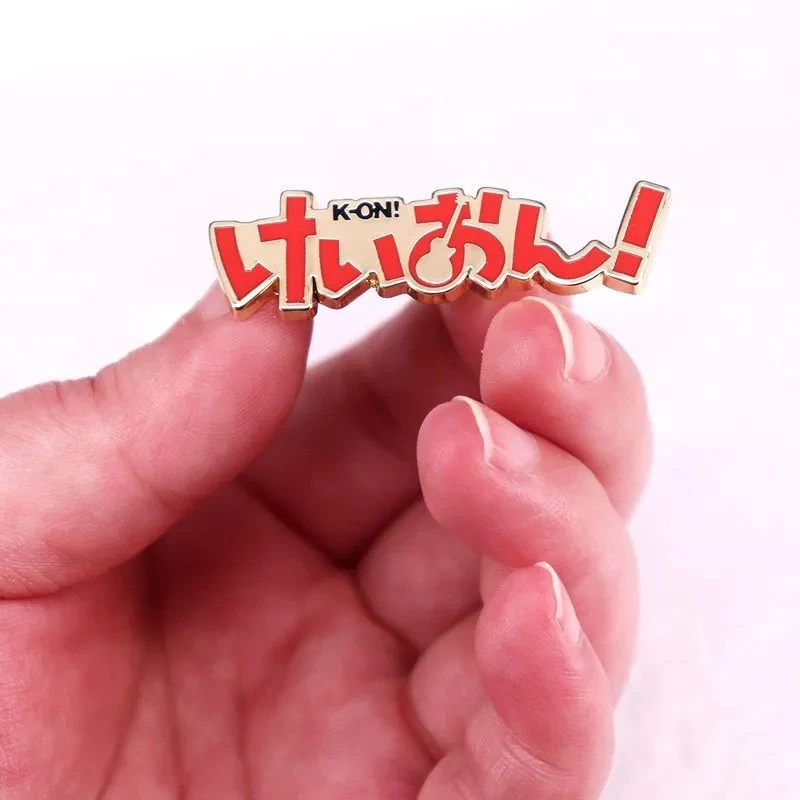 

Anime K-ON！Cosplay Brooch Unisex Adult Alloy Enamel LOGO Badge Lapel Pins Bag Costume Accessories Ornament Jewelry Prop Gift