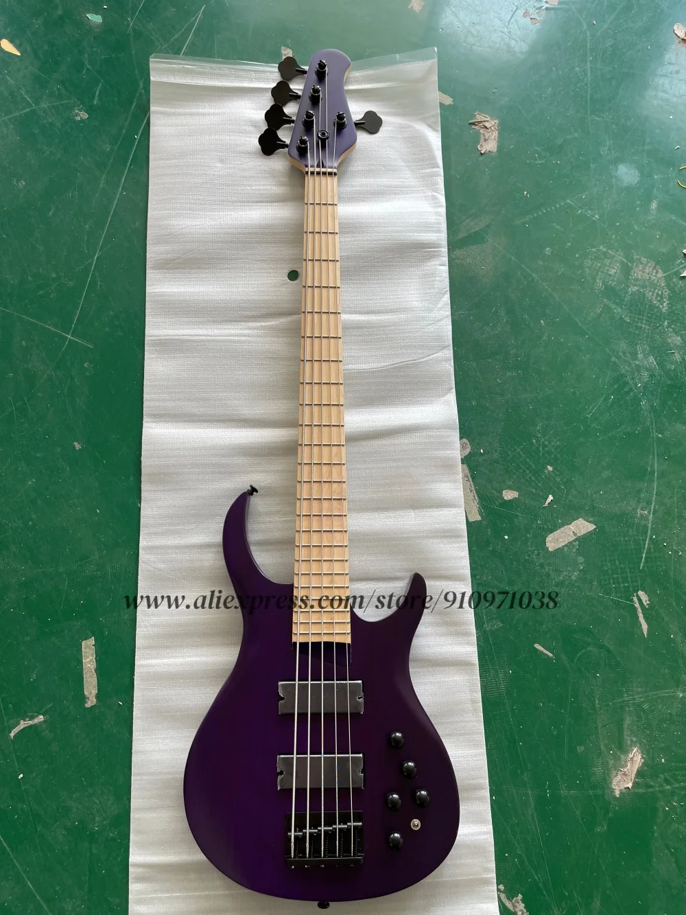 Baixo roxo fosco, baixo de 5 cordas, ponte fixa preta, corpo de cera branca, pescoço de bordo, bateria ativa, personalizável