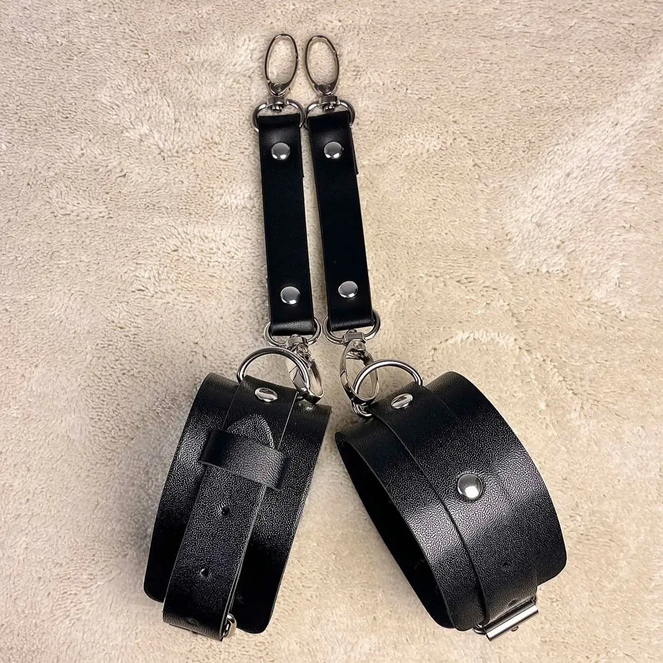 커플이 가죽 완장 매일 BDSM 액세서리를 사용할 수 있도록 조절 가능한 여성용 참 팔찌 고딕 펑크 핸드 장식 스트랩