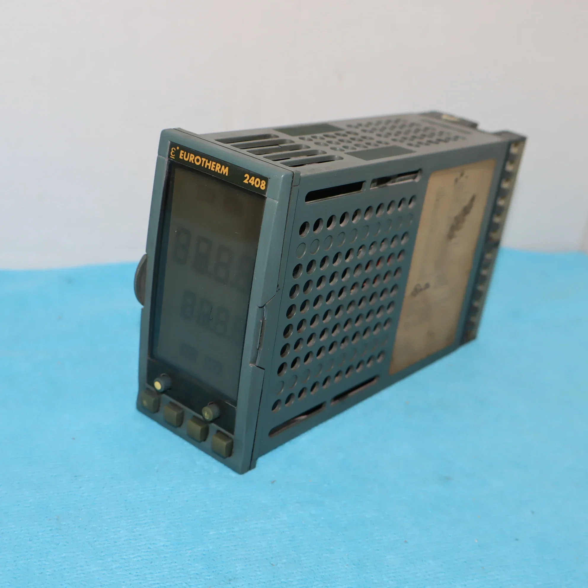 1PC  EUROTHERM 2408/CG/VH/H7/L2/XX/FH/XX/XX/ENG/XXXXX/XXXXXX（The shell is slightly damaged, but it runs well）