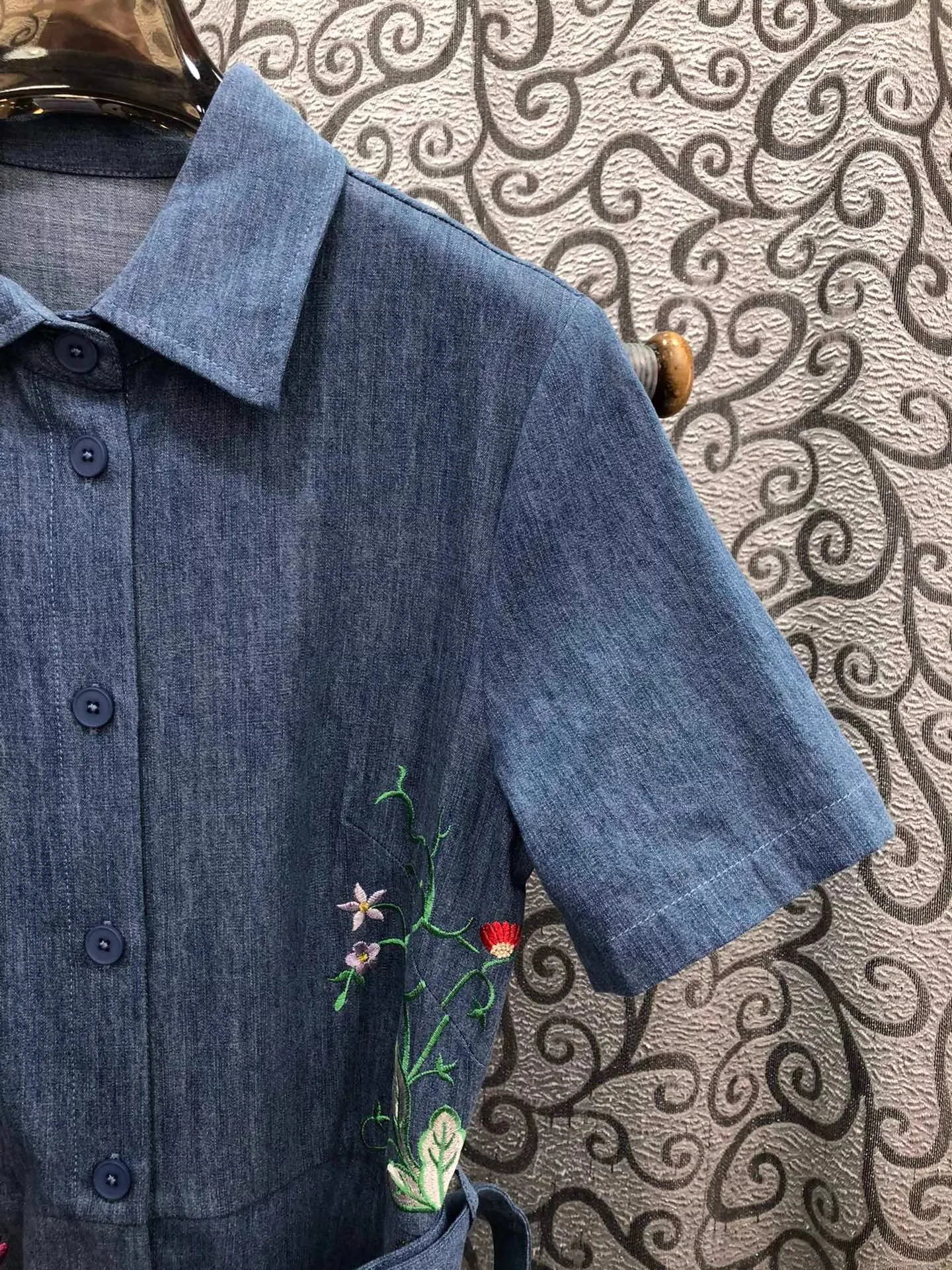 100% 순면 데님 드레스 2025 가을 여성 턴다운 칼라 화려한 꽃 자수 패턴 중간 길이 블루 진 드레스 고급스러운