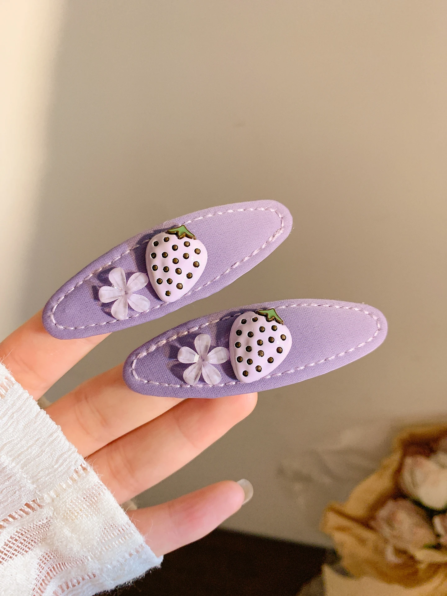 presilha-de-cabelo-elegante-roxa-com-flor-de-morango-acessorio-de-cabelo-macio-e-moderno-para-franjas-laterais-femininas