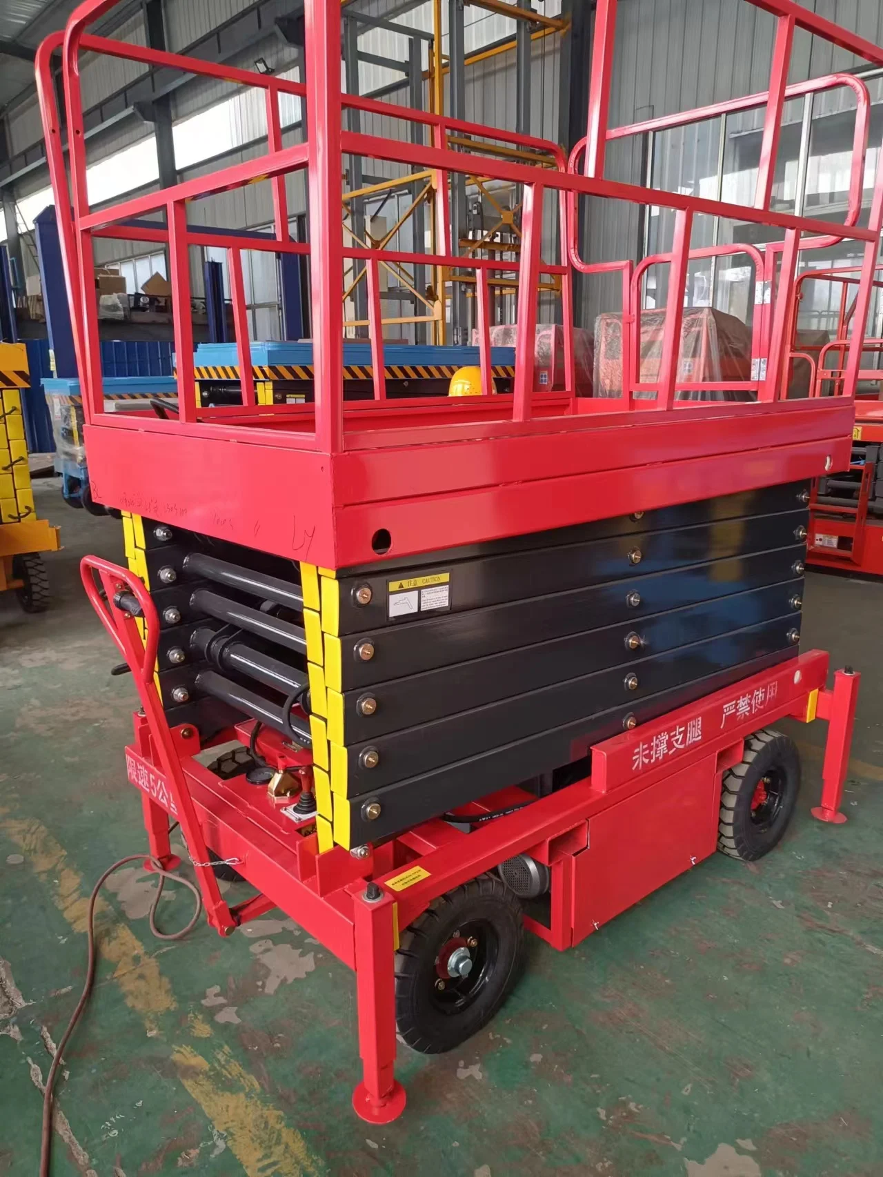 Hydraulic Scissor Lift Self Propelled Mobile Platform 380kg 450kg Capacity For Factory Workshop Logistics Center Customized