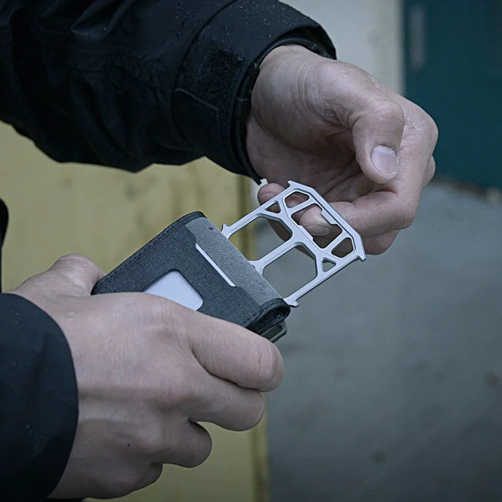 Nuovo strumento di autodifesa portatile multifunzionale in acciaio inossidabile EDC Strumenti tattici da campeggio all'aperto Regali creativi super pratici