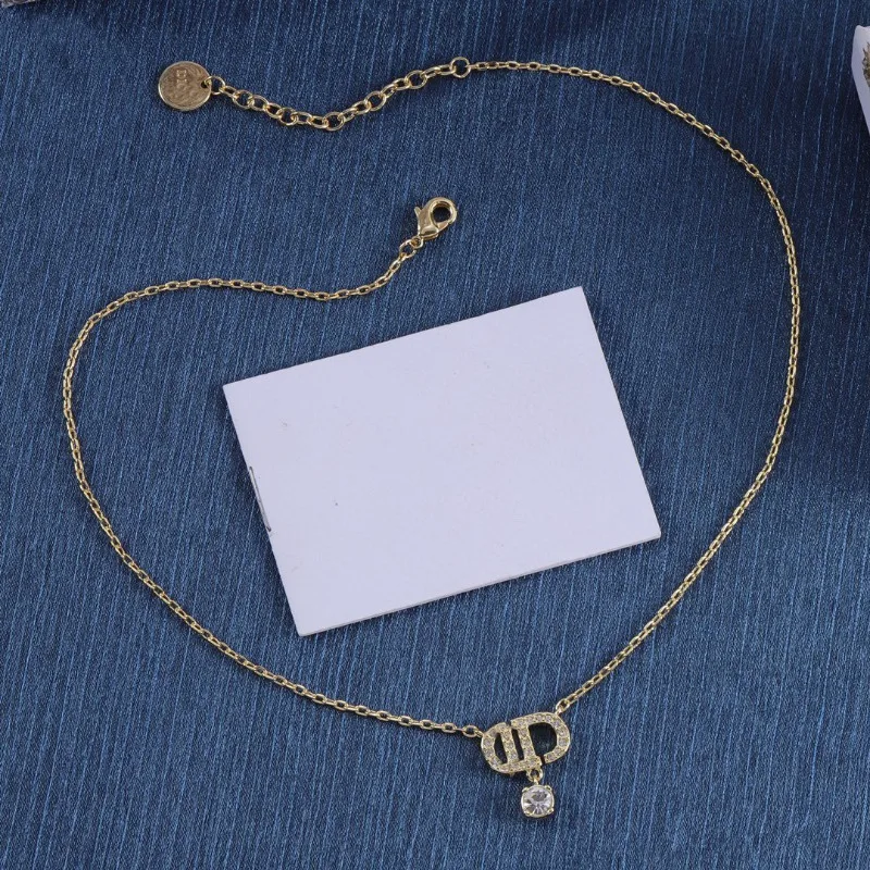 قلادة Di Family/D Family Necklace تصميم جديد متخصص أنيق وبسيط بحروف حجر الراين إصدار عالي من سلسلة الترقوة