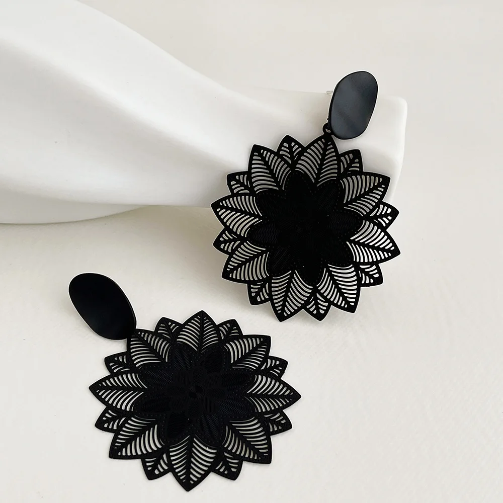Trendy Black Round Flower Drop Earrings for Women Hollow Out Floral Pendant Earrings Wedding Party Simple Big Jewelry Gifts