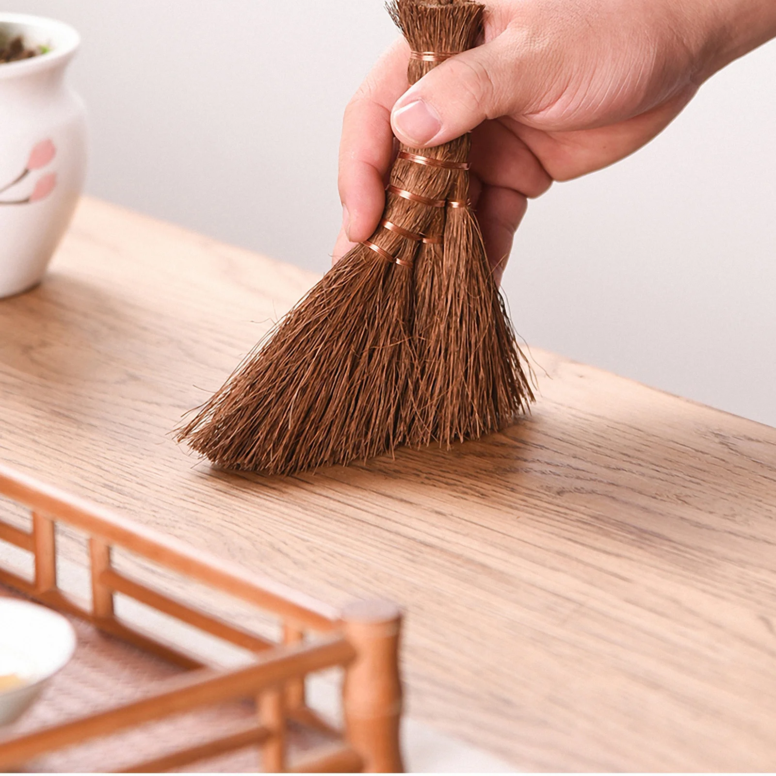 

1Pcs Natural Broom Compact Size Hanging Rope Design Perfect for Small Garbage Cleaning Mini Broom Small Cleaning Tool