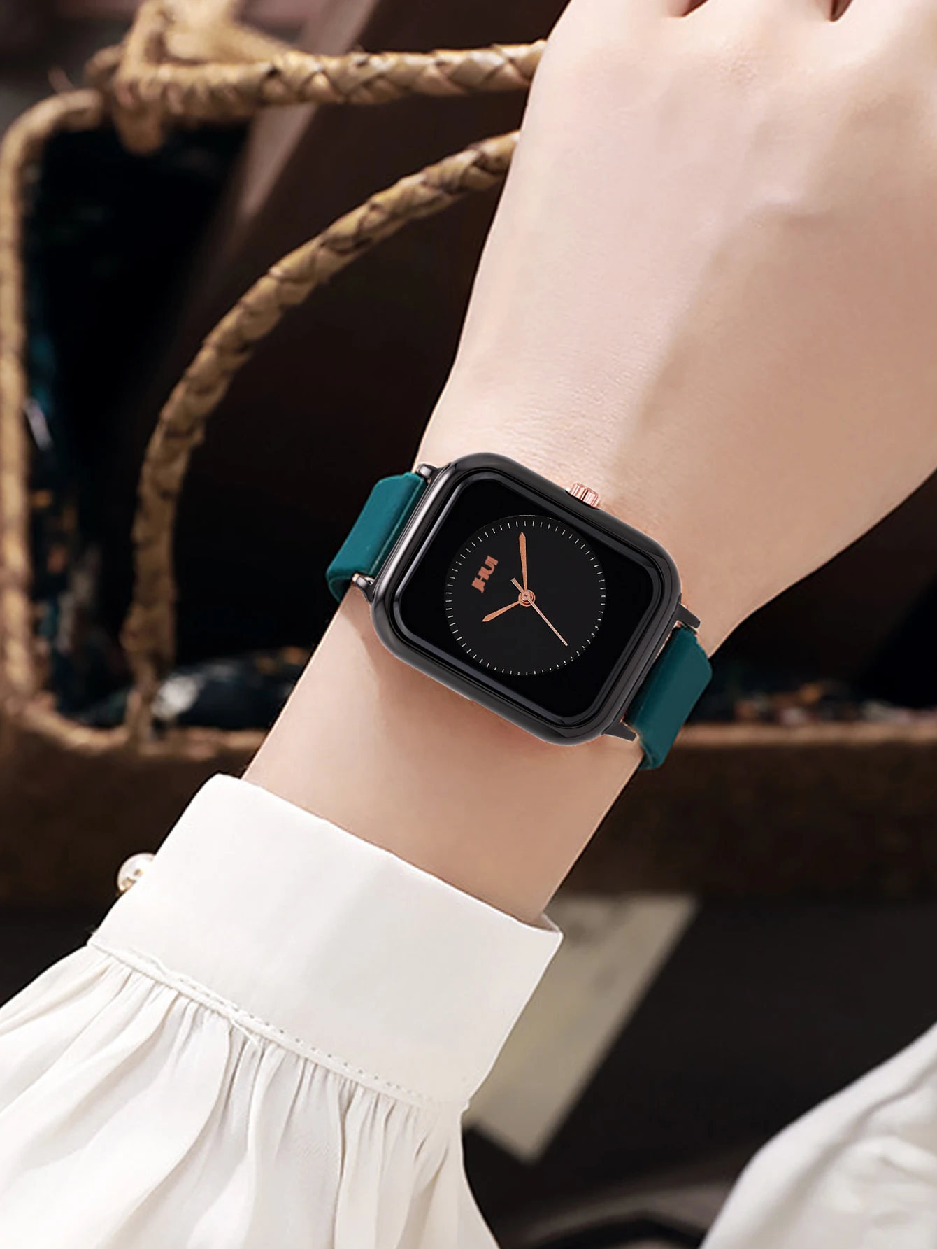 A fashionable and simple silicone alloy ladies' quartz watch, a gift for his back-to-school season