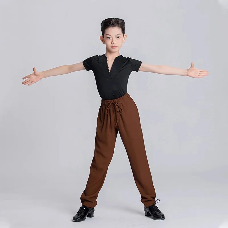 Dostosowany strój do tańca latynoamerykańskiego dla chłopców, zaawansowany, głęboki dekolt V, czarne krótkie rękawy, brązowe spodnie ze sznurkiem, zestaw do występów na egzaminach.