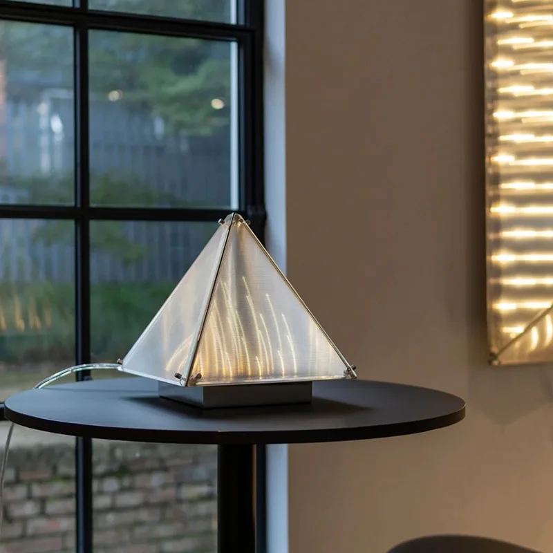 Модель спальни прикроватная фрагмент настольная лампа в стиле ар-деко