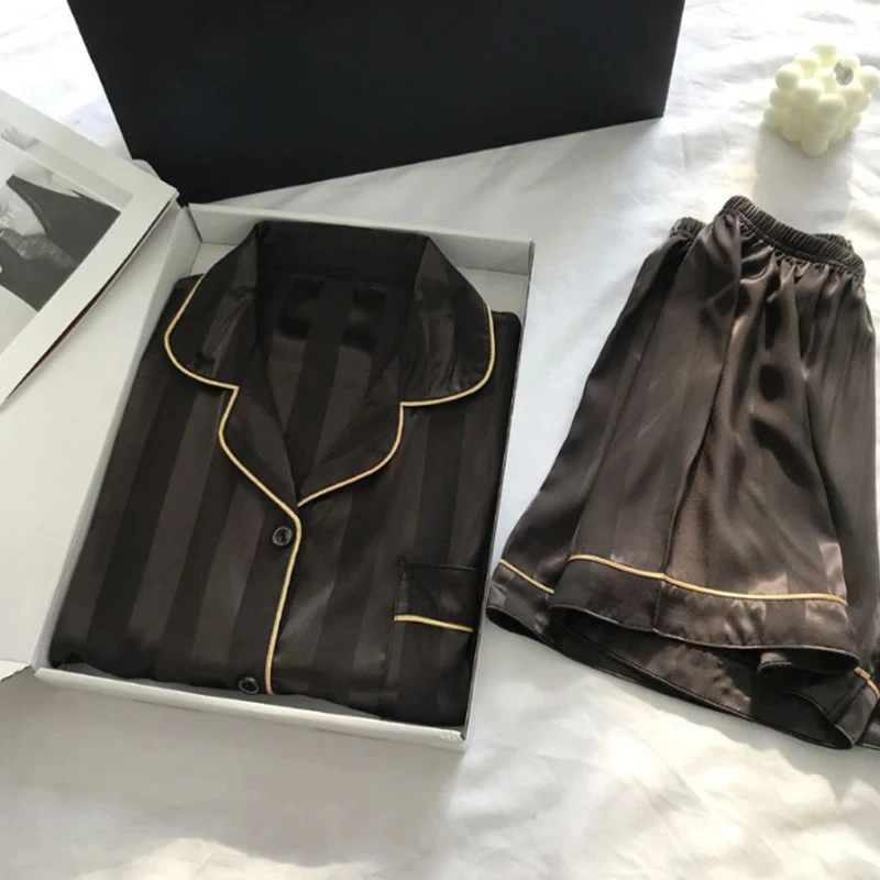 1 ชุดผู้หญิง Elegant Lounge ชุด PLUS ขนาดซาตินลายปุ่มเสื้อแขนสั้นและกางเกงชุดนอน