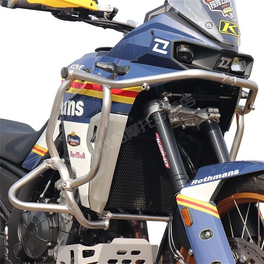 

Для KOVE 800X: Модифицированные верхние и нижние бамперы из углеродистой/нержавеющей стали, защита двигателя, противоударный бампер.