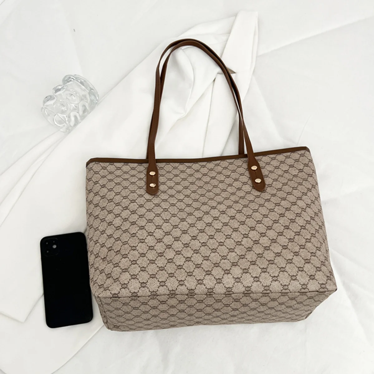 Luxuriöse Vintage Damen Schultertasche mit Monogramm-Print und Nieten, PU-Leder Handtasche mit Großer Kapazität und Reißverschluss für den Arbeitsweg – Detail 3