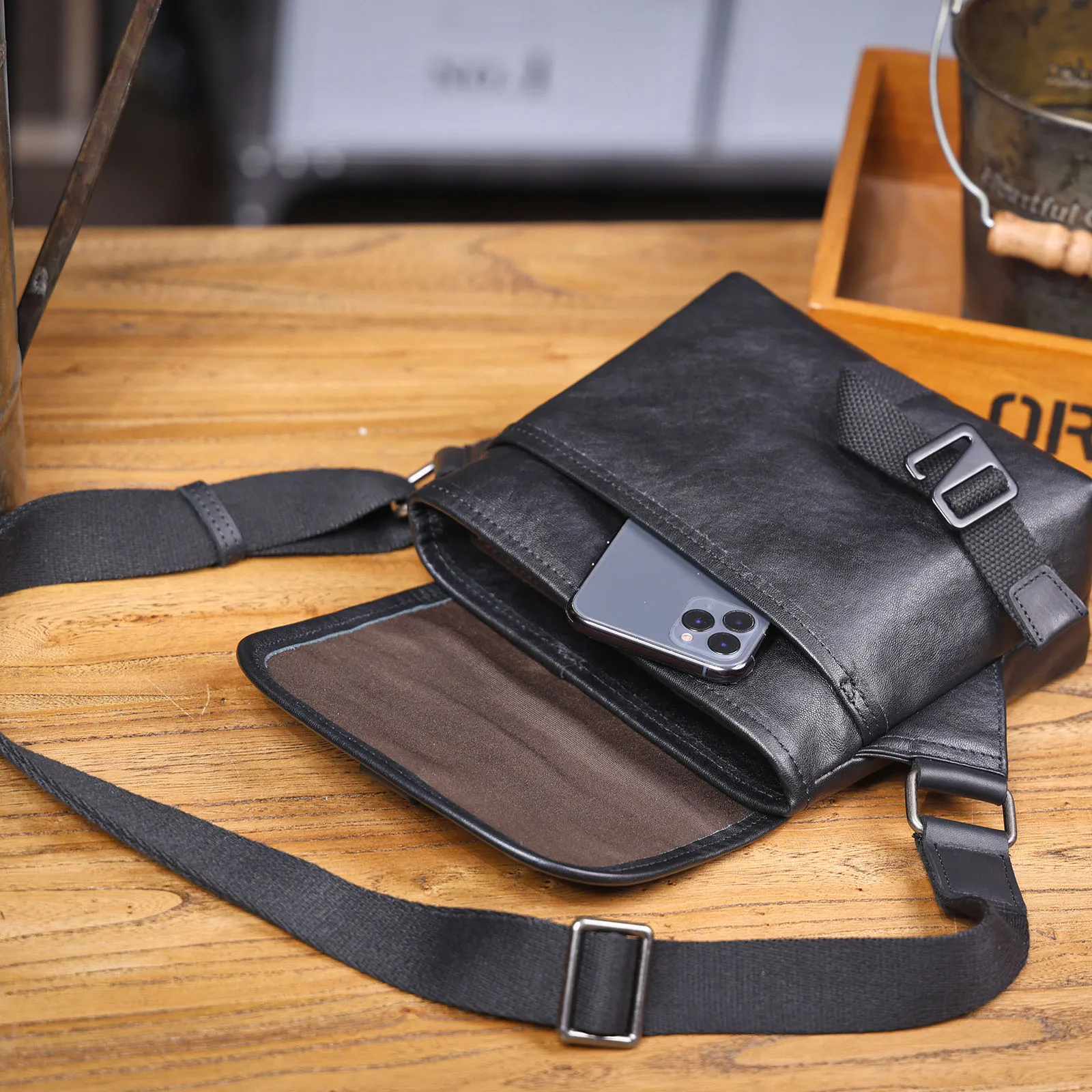 S.WORKER Modische Echtleder-Umhängetasche für Herren, Vollnarbig, Trendige Casual-Crossbody-Tasche, Mini-Umhängetasche für Handy und Schlüssel – Detail 21