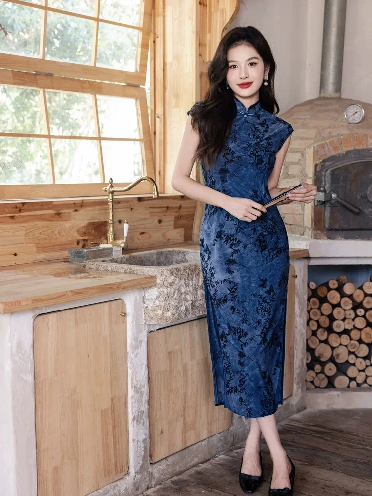 

Синее эластичное новое длинное платье Cheongsam без рукавов в китайском стиле, улучшенное молодое платье 2025 года, новое женское облегающее платье в стиле ретро Qipao
