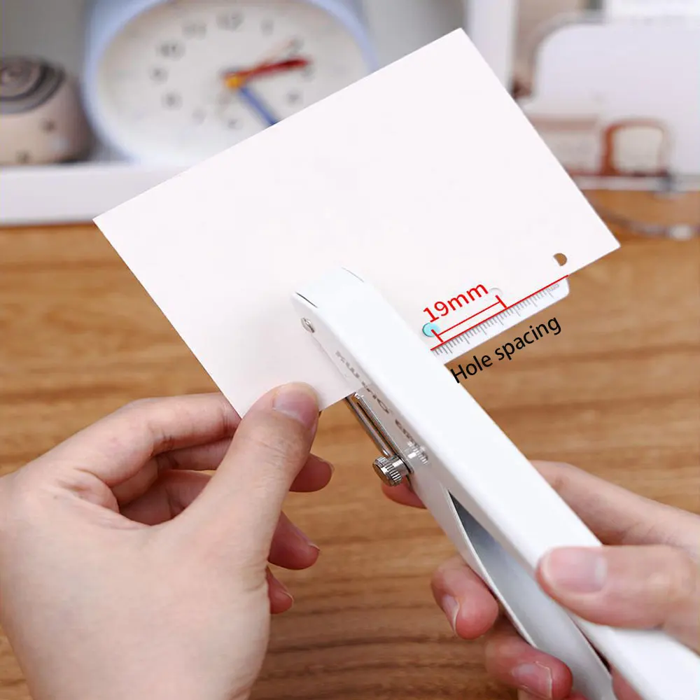 ثقب دائري واحد بقطر فتحة واحدة 4 مم، يثقوب بسهولة في 20 ورقة من ورق النسخ.