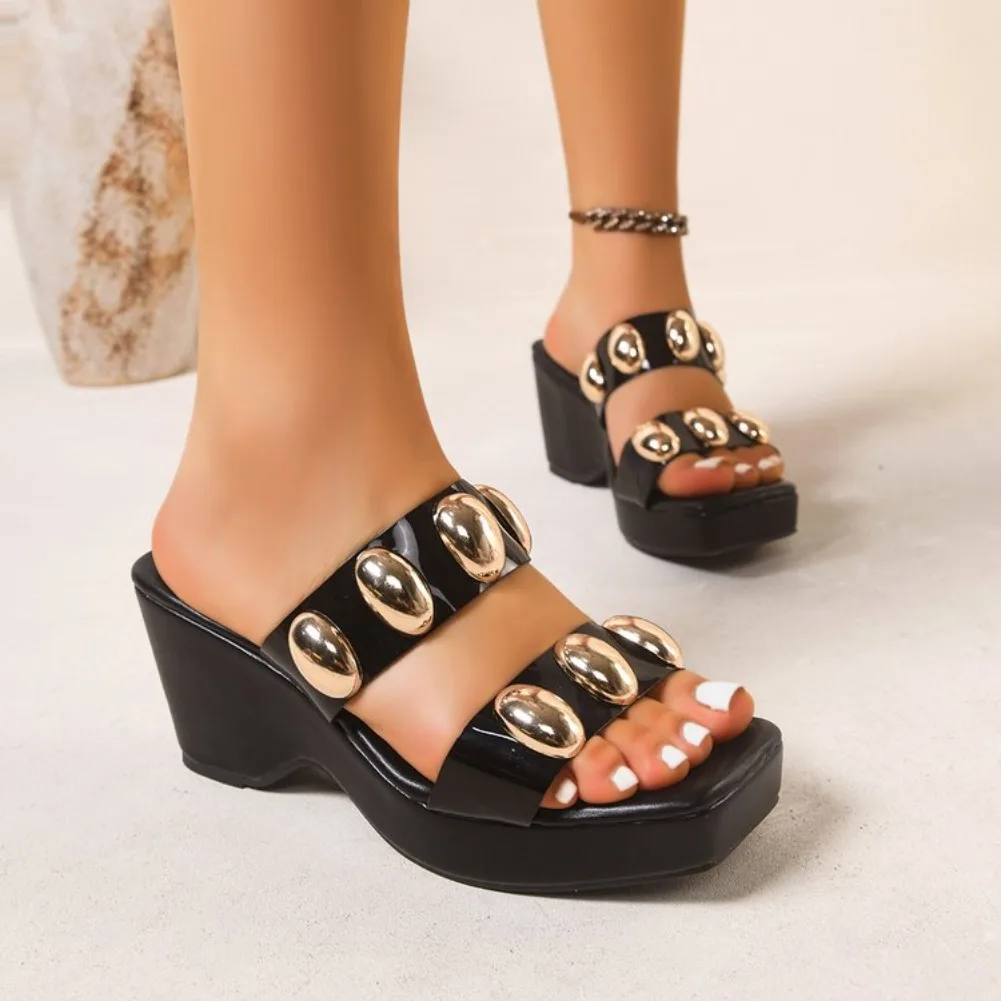 2026 Neue Nietenbesetzte Metallschnallen-Blockabsatz-Sandalen Sommer Neue Runde Zehenpartie Ausgeschnittene Plattform Rutschfeste Absatzschuhe Modische Sandalen – Detail 3