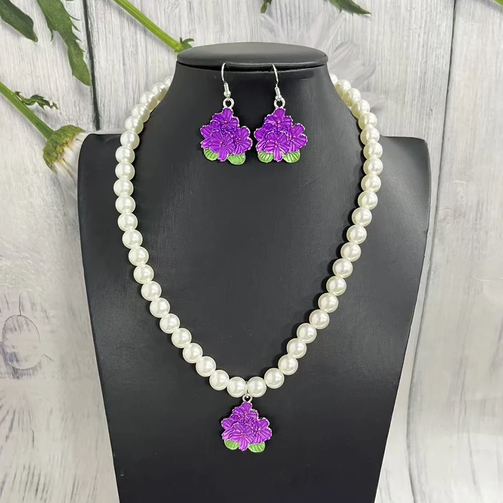 Conjunto de collar y pendientes de perlas de 10 mm para mujer, con dije de color púrpura o violeta, ideal como regalo para las hermanas y miembros de una hermandad griega.