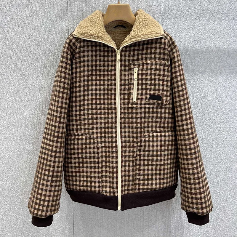 

Высококачественное теплое женское клетчатое пальто на подкладке из овчины с несколькими карманами, трендовая зимняя одежда 25101181