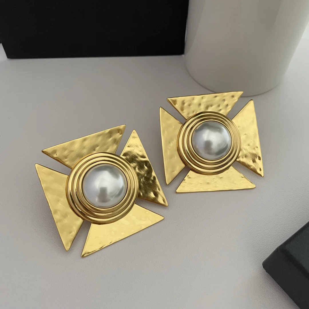 

Advanced retro gold pearl geometric matte matte, niche exaggerated charm, light luxury ear clip