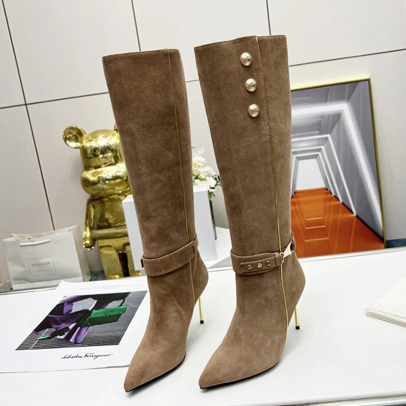 أشار تو المسامير المعادن خنجر كعب حذاء برقبة للركبة امرأة شتاء 2026 سلسلة الانزلاق على الأحذية موضة أحذية عالية الكعب للنساء